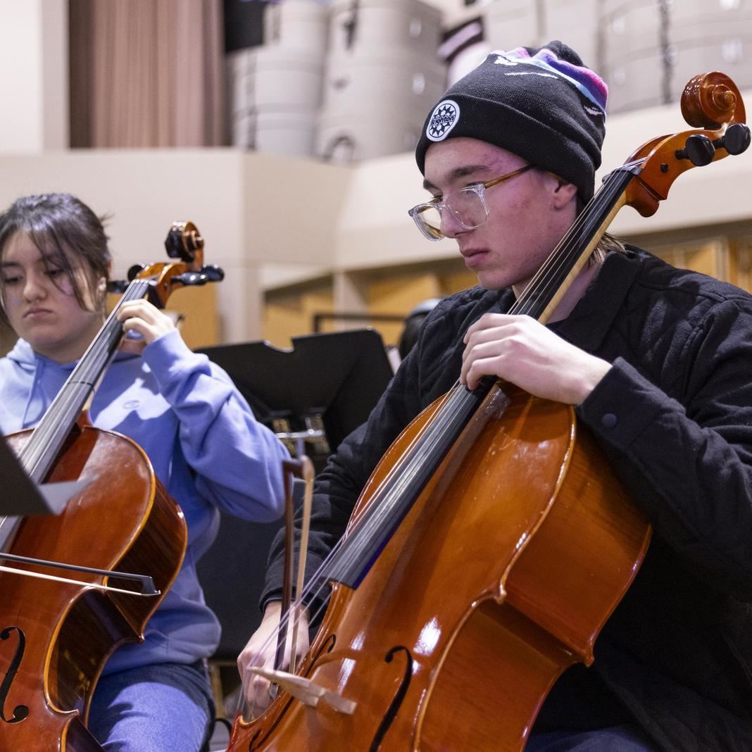  William Nommensen plays the cello